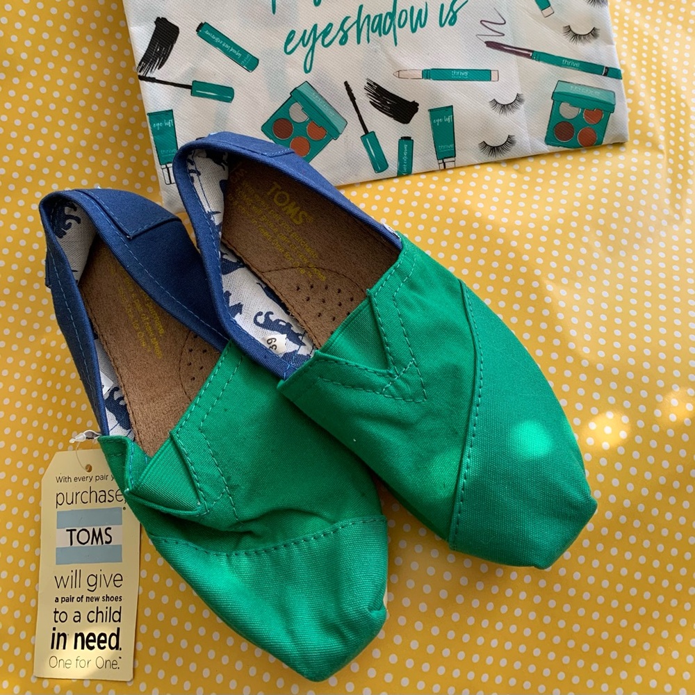 TOMS comfort flat shoes